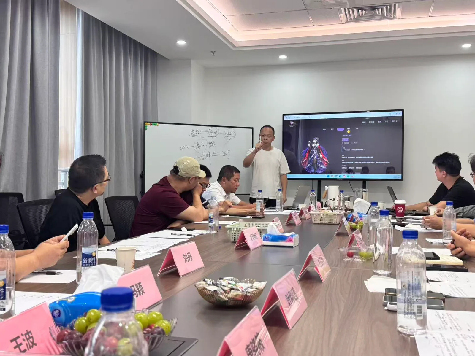 沙龙现场展示网页成果,与会者围桌交流