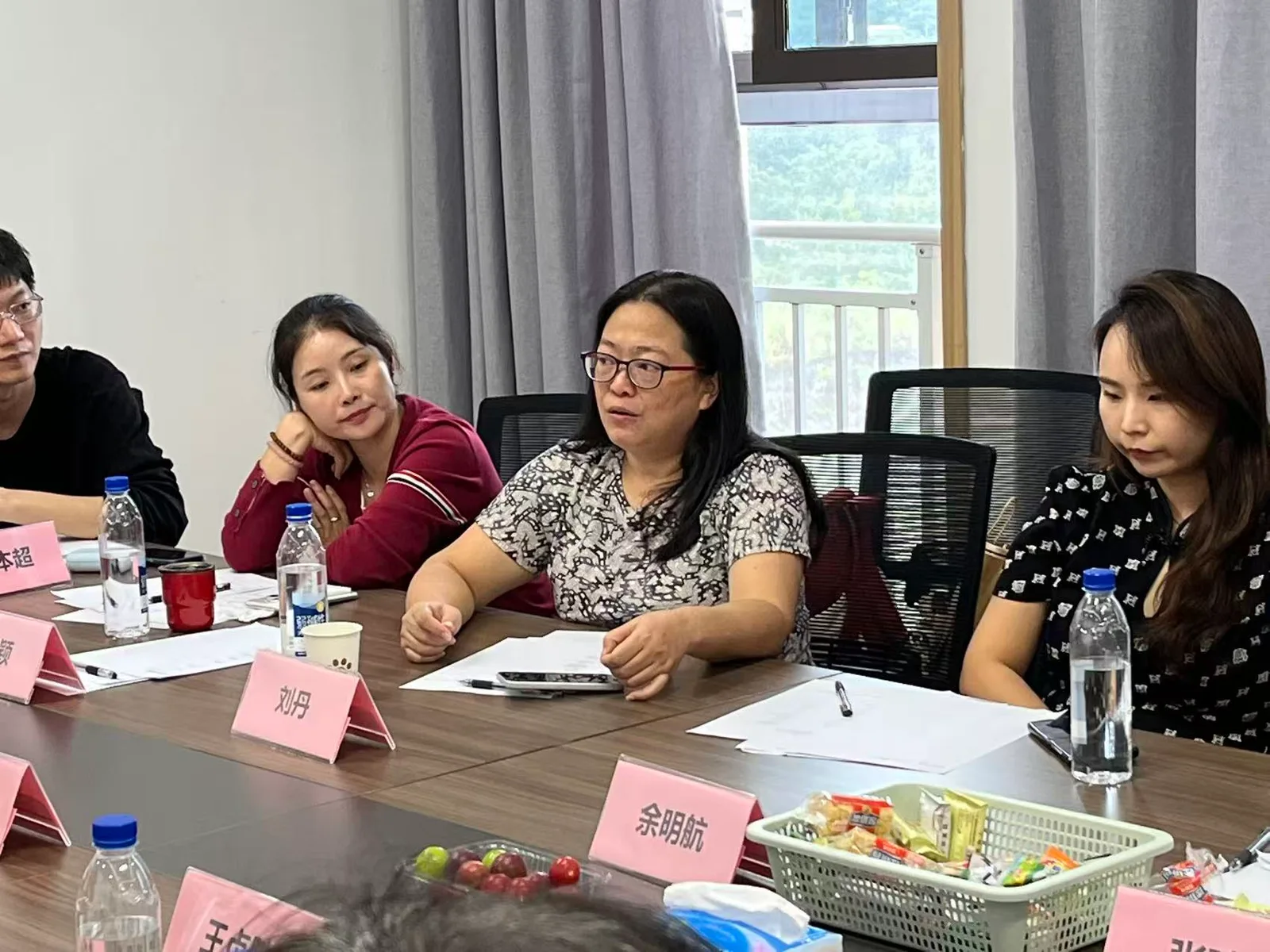 参会者进行面对面的业务交流