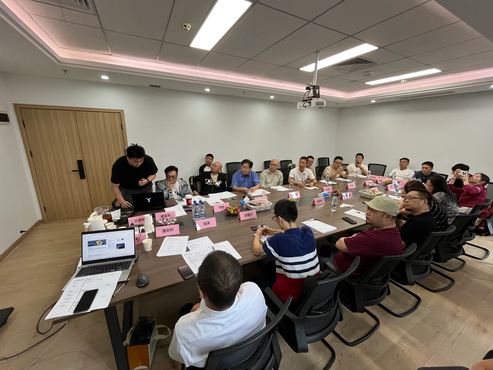参会者在会议桌旁交流各自的资源与业务问题